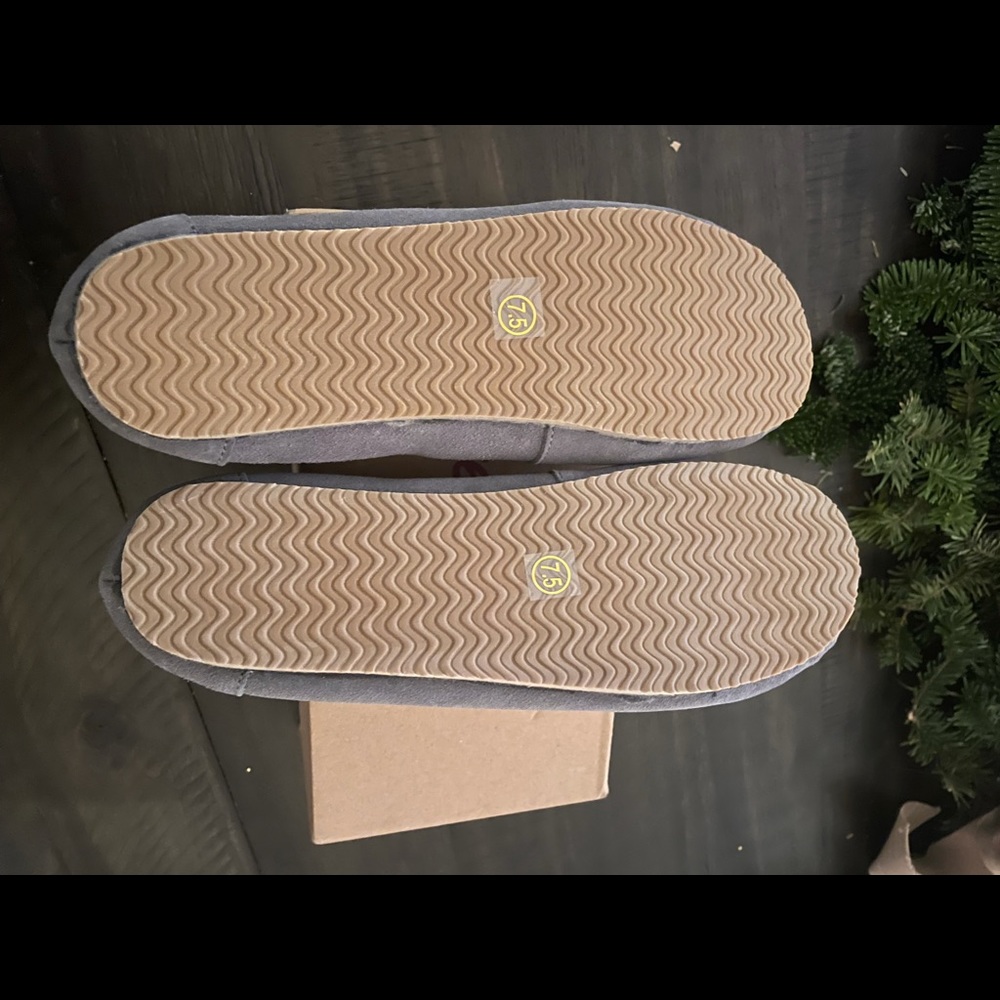 New in Box Jeossy House Shoes - Picture 3 of 4